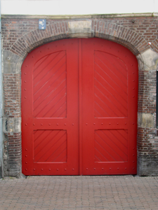 819423 Gezicht op de toegangspoort naar een verdwenen hofje in de voorgevel van het pand Lange Elisabethstraat 11 ...